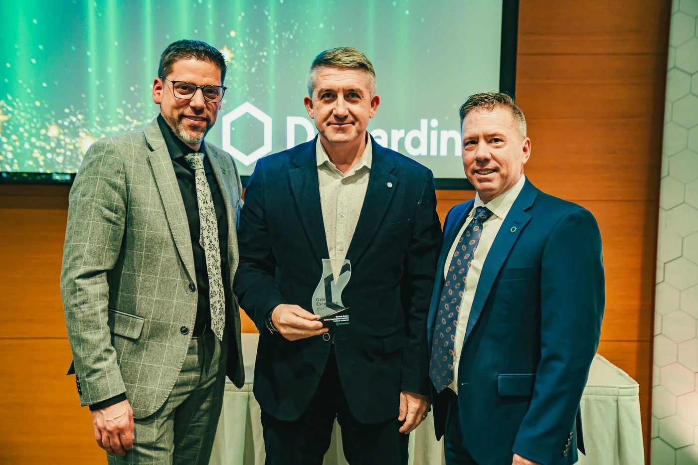Stan Rashev recevant une reconnaissance au Gala Excellence Desjardins