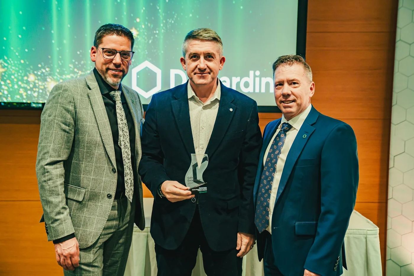 Stan Rashev recevant une reconnaissance au Gala Excellence Desjardins