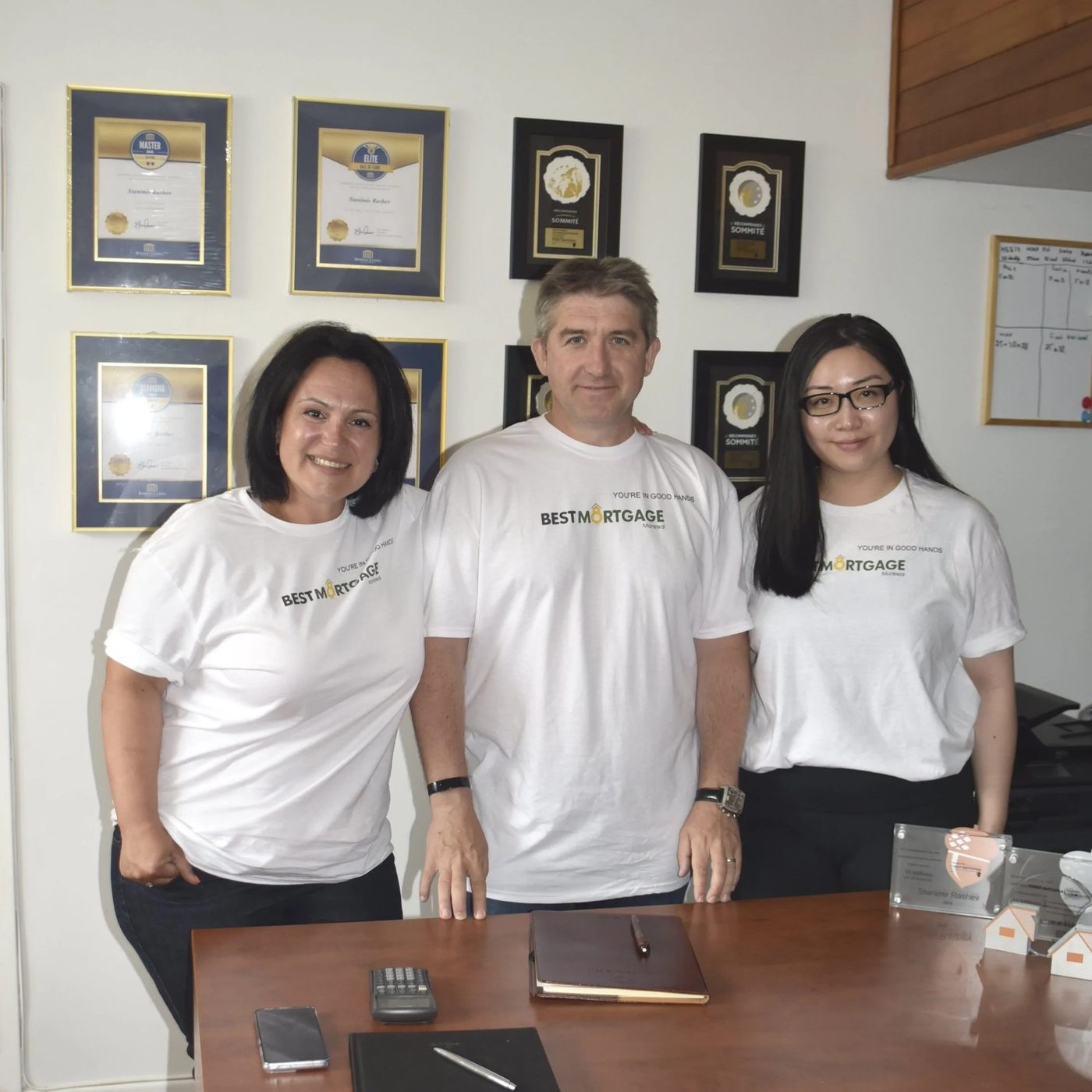 Stan Rashev avec l'équipe de Best Mortgage Montreal au bureau de Saint-Laurent